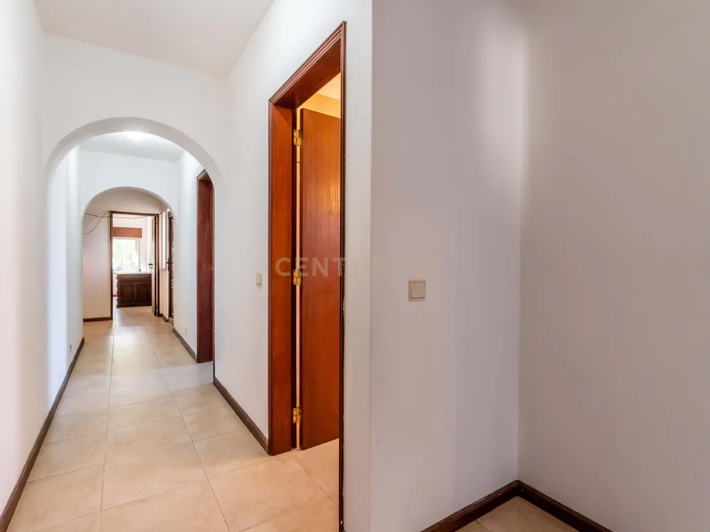 Oásis Privado com Grande Potencial Comercial em Lagoa (Algarve) - Image 46