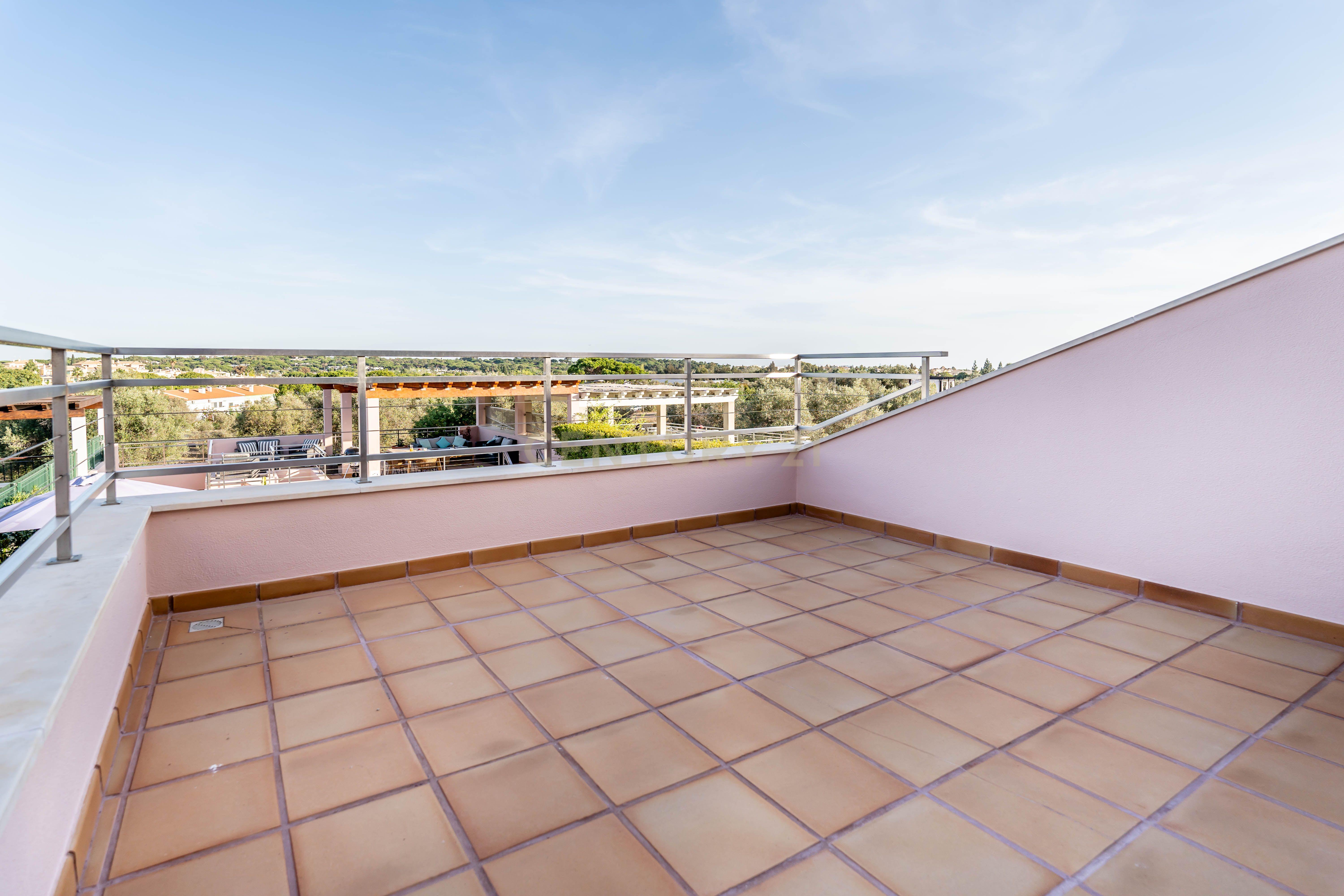 Deslumbrante Moradia T5 em Vilamoura com uma área total de 265m2 - Image 49