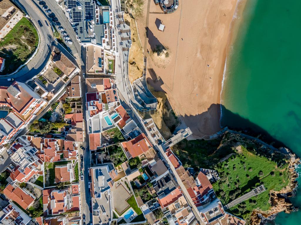Moradia em Frente ao Mar com piscina, e grandes espaços exteriores. - Image 54