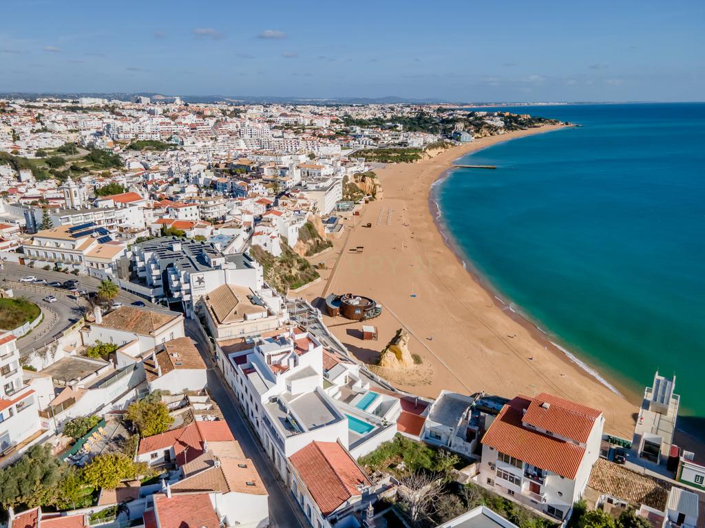 Moradia em Frente ao Mar com piscina, e grandes espaços exteriores. - Image 6