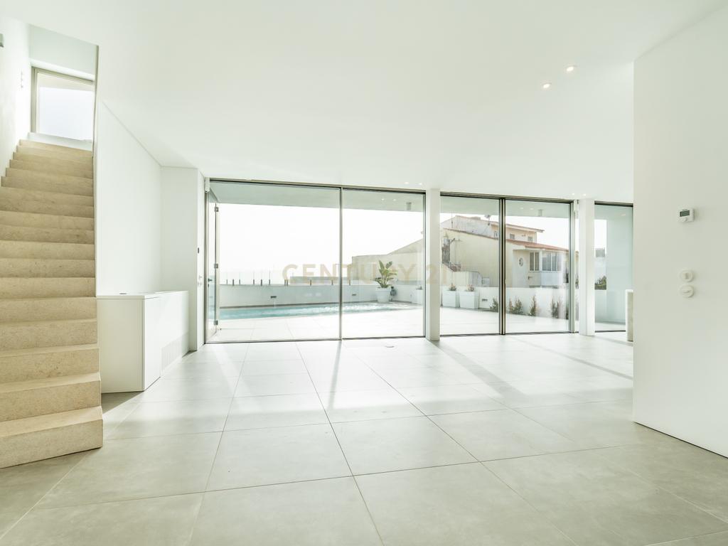 Moradia em Frente ao Mar com piscina, e grandes espaços exteriores. - Image 15