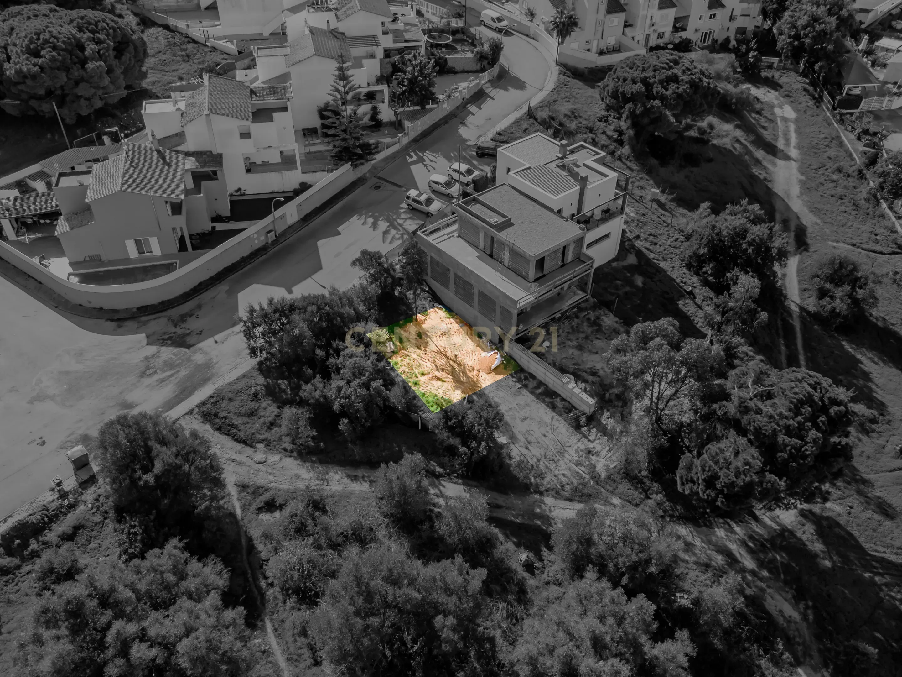 Lote de Terreno Urbano para Construção de Moradia T2, localizado em zona privilegiada e a 5 Km da praia - Image 4