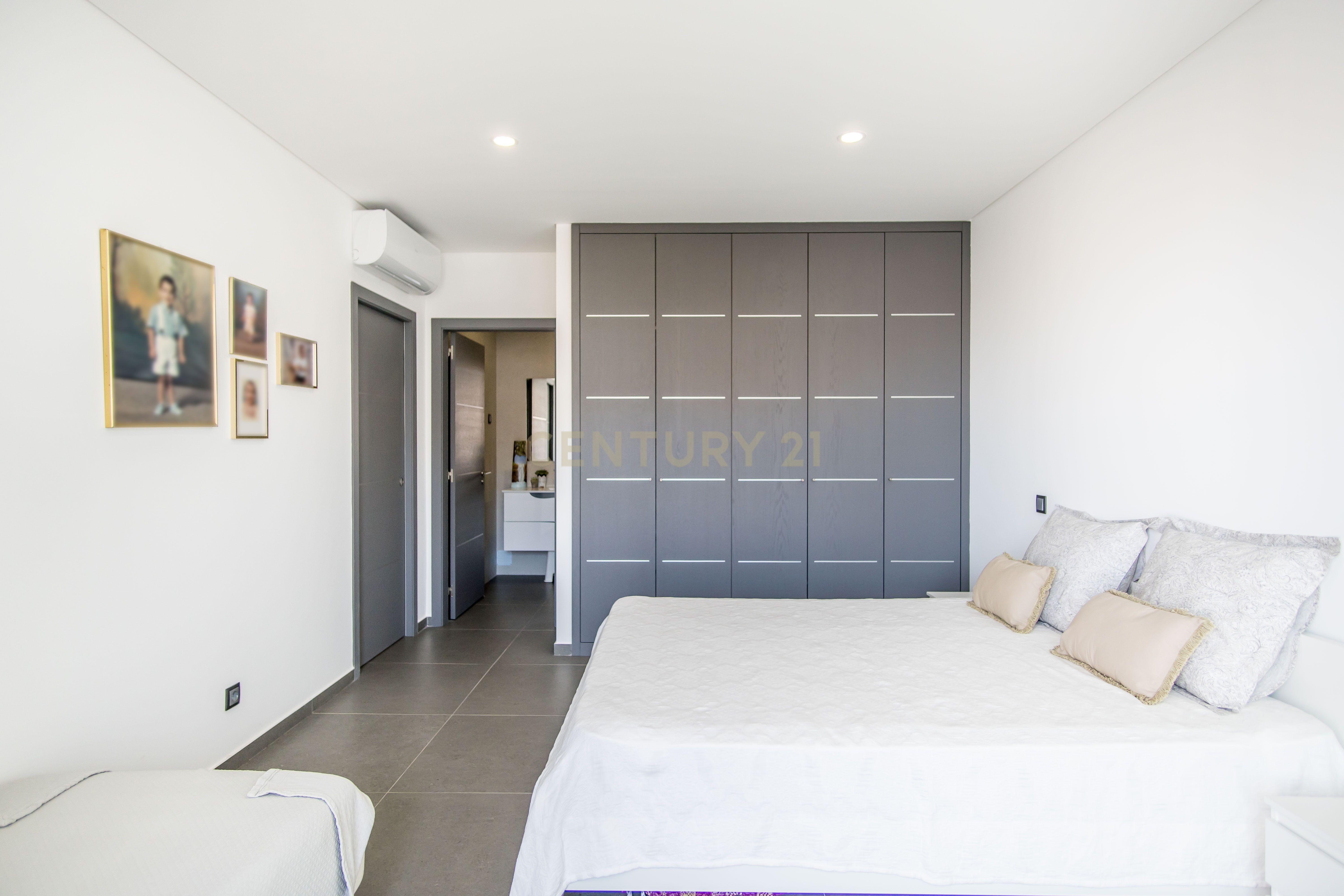 Viva o Melhor de Ferragudo num T3 de Luxo com Localização Privilegiada - Image 13