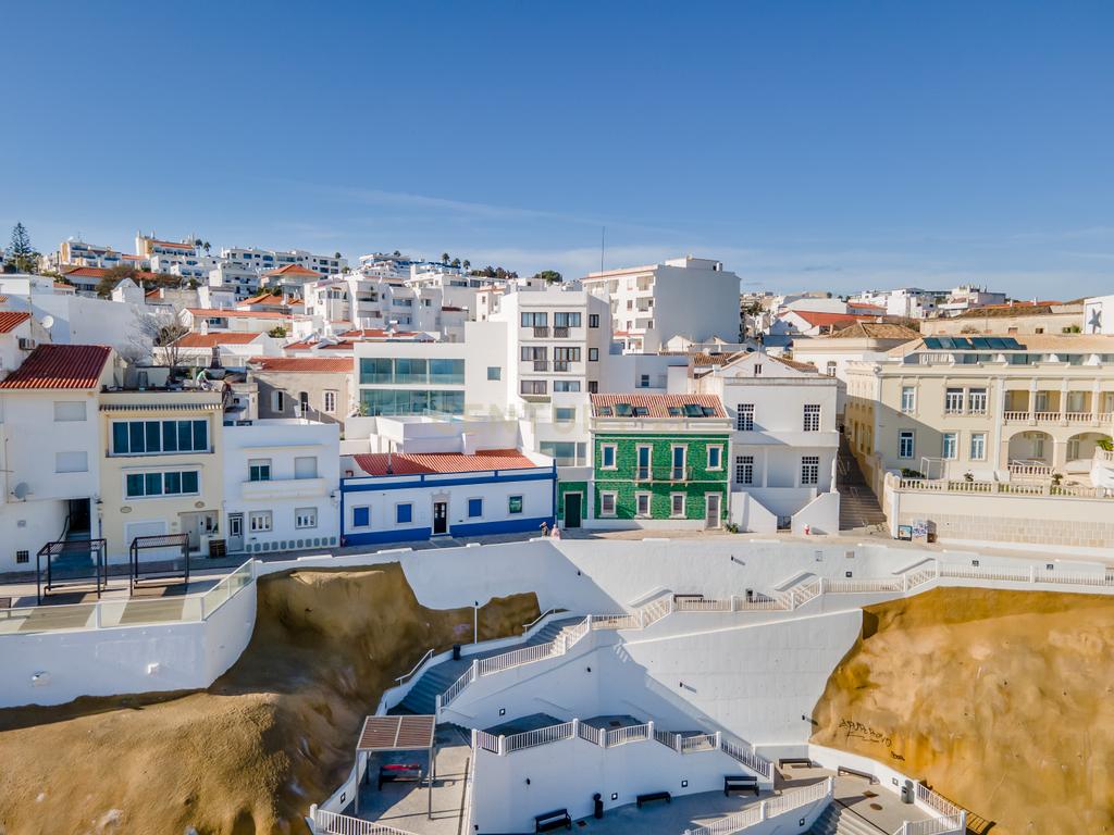 Moradia em Frente ao Mar com piscina, e grandes espaços exteriores. - Image 58
