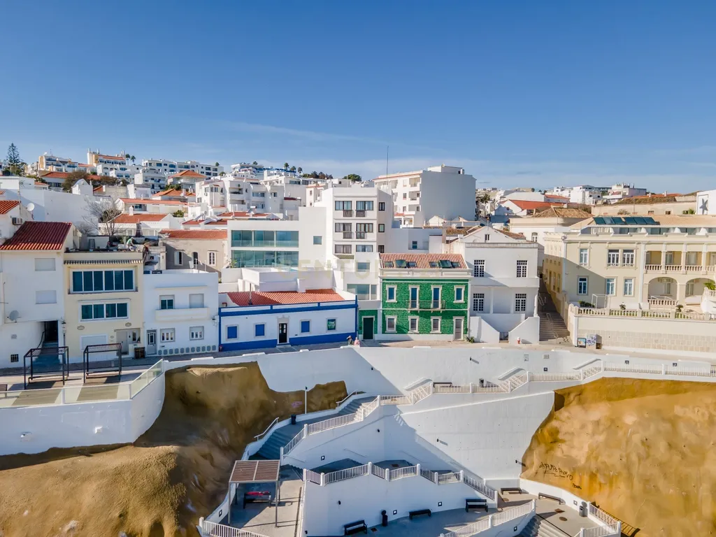 Moradia em Frente ao Mar com piscina, e grandes espaços exteriores. - Image 58
