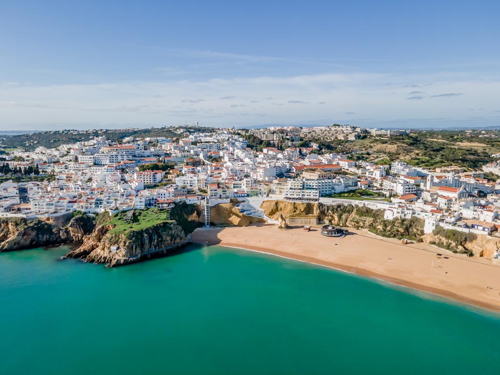 Moradia em Frente ao Mar com piscina, e grandes espaços exteriores. - Image 55