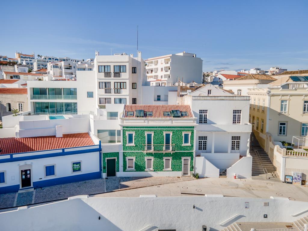 Moradia em Frente ao Mar com piscina, e grandes espaços exteriores. - Image 56