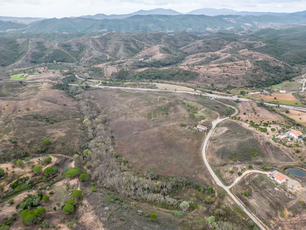 Moradia de 136 m2 para reabilitar em lote urbano de 960m2 num terreno total de 9 hectares localizada em São Marcos da Serra - Image 10