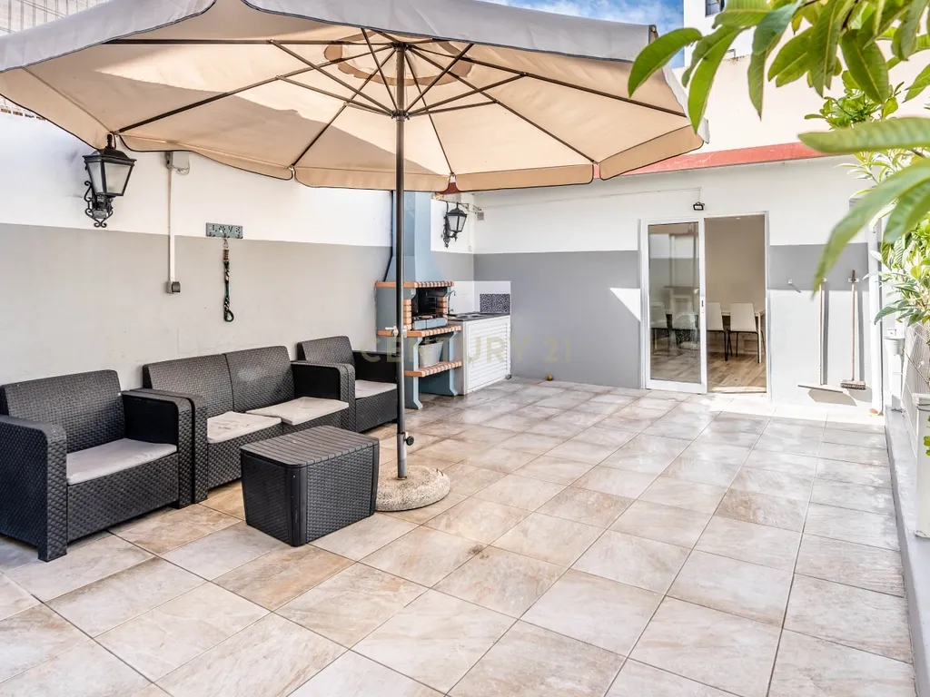 Moradia T6 com Piscina e 2 Anexos em Faro – Totalmente Renovada com Materiais de Alta Qualidade - Image 7