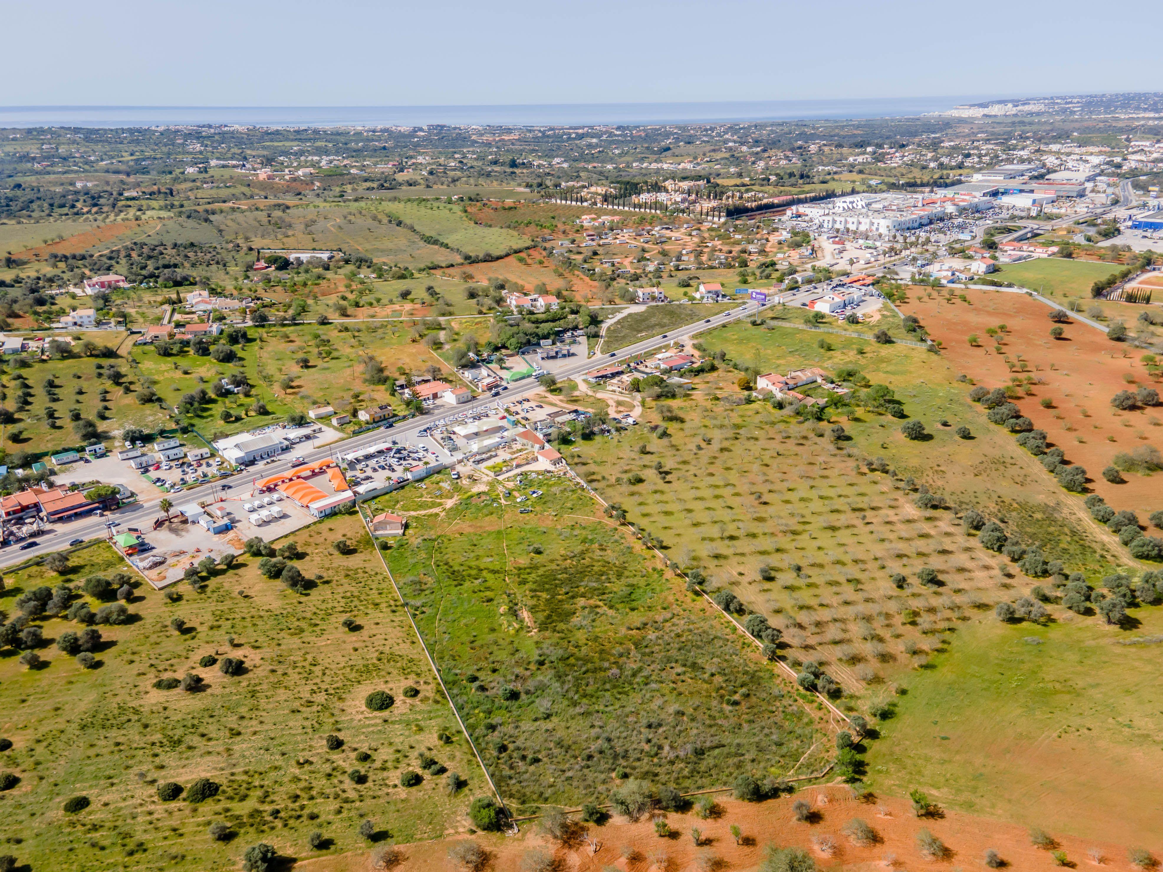 Terreno com acesso directo à Estrada Nacional 125 (EN 125), terreno de 17.720 m² 2 minutos do Algarve shopping - Image 10