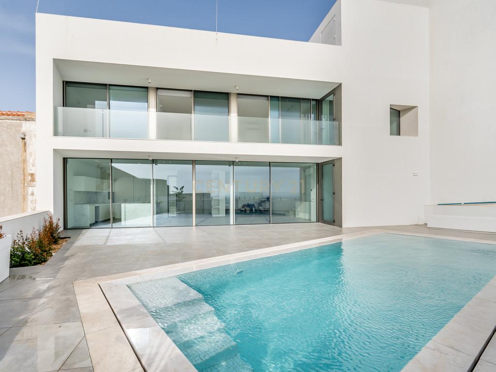 Moradia em Frente ao Mar com piscina, e grandes espaços exteriores. - Image 1