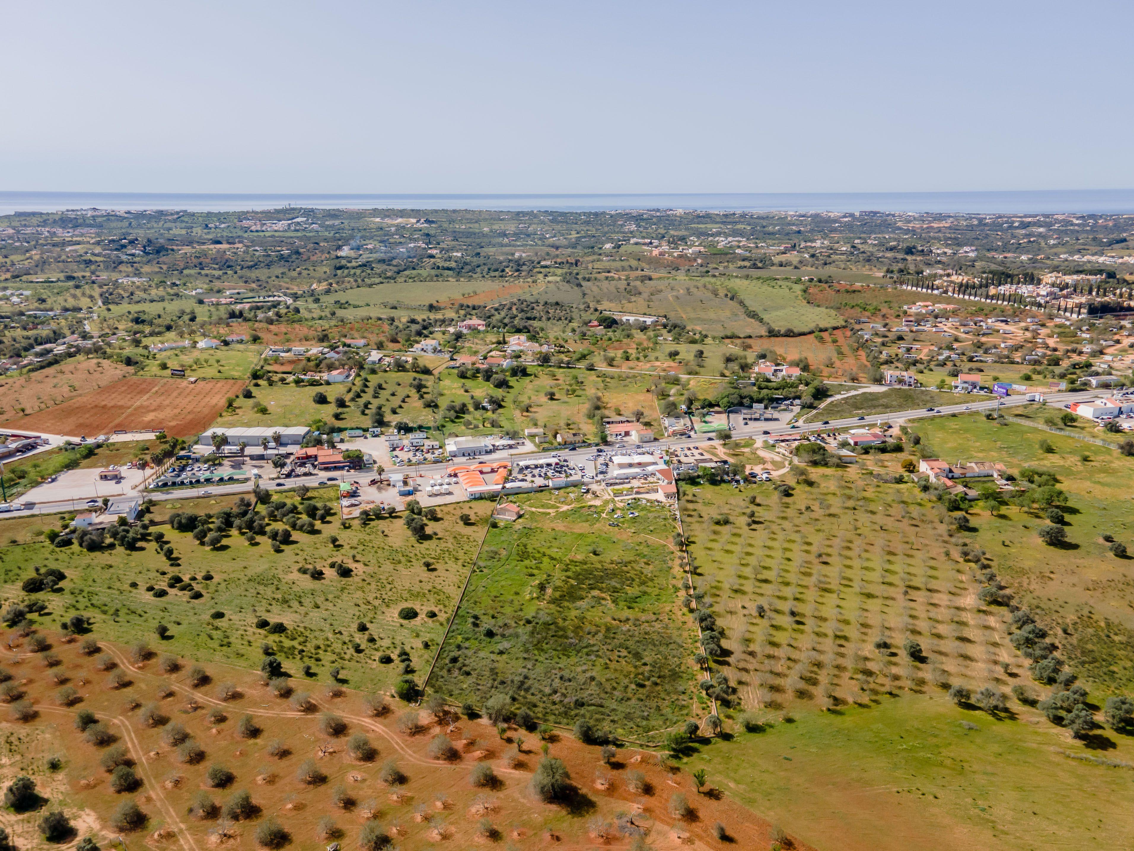 Terreno com acesso directo à Estrada Nacional 125 (EN 125), terreno de 17.720 m² 2 minutos do Algarve shopping - Image 5
