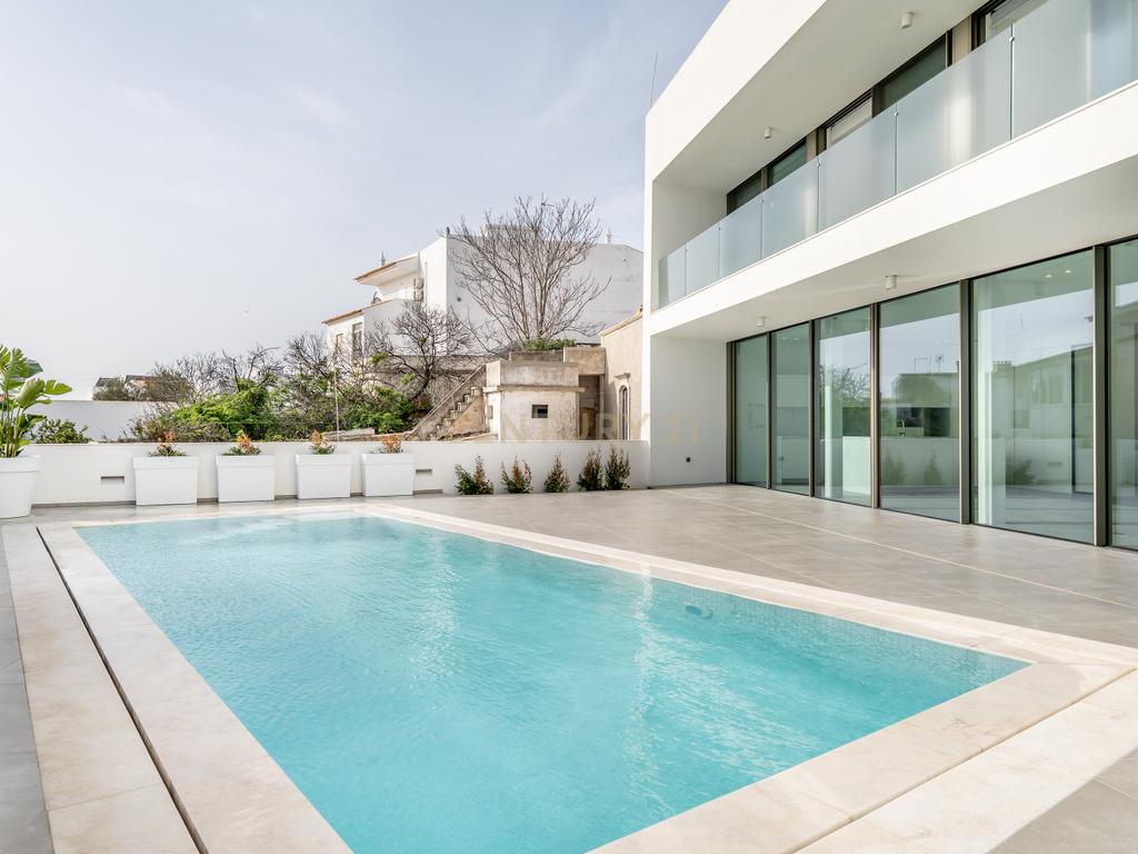 Moradia em Frente ao Mar com piscina, e grandes espaços exteriores. - Image 3