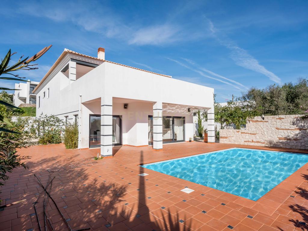 Moradia T4 com Piscina no Monte Canelas, Portimão - Image 1