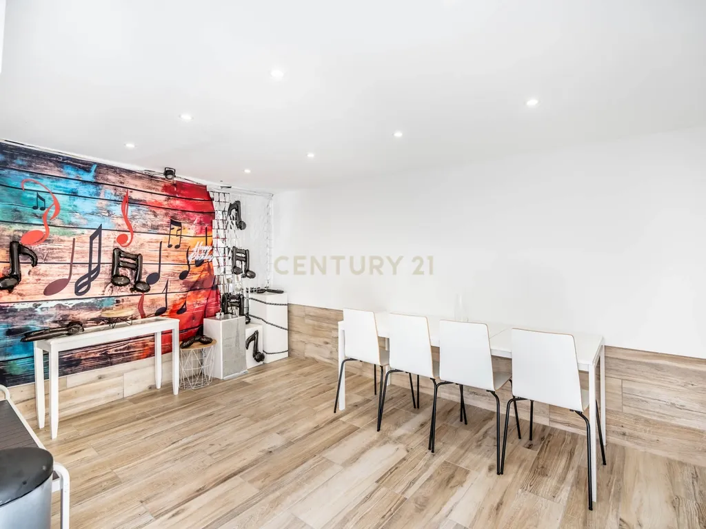 Moradia T6 com Piscina e 2 Anexos em Faro – Totalmente Renovada com Materiais de Alta Qualidade - Image 14