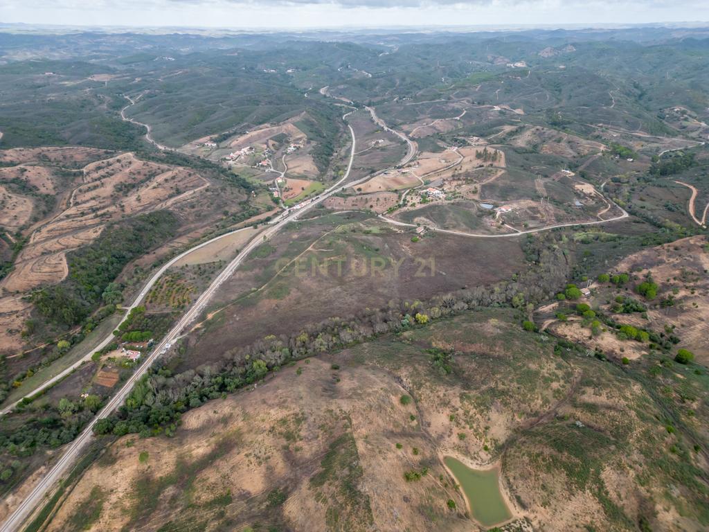 Moradia de 136 m2 para reabilitar em lote urbano de 960m2 num terreno total de 9 hectares localizada em São Marcos da Serra - Image 8