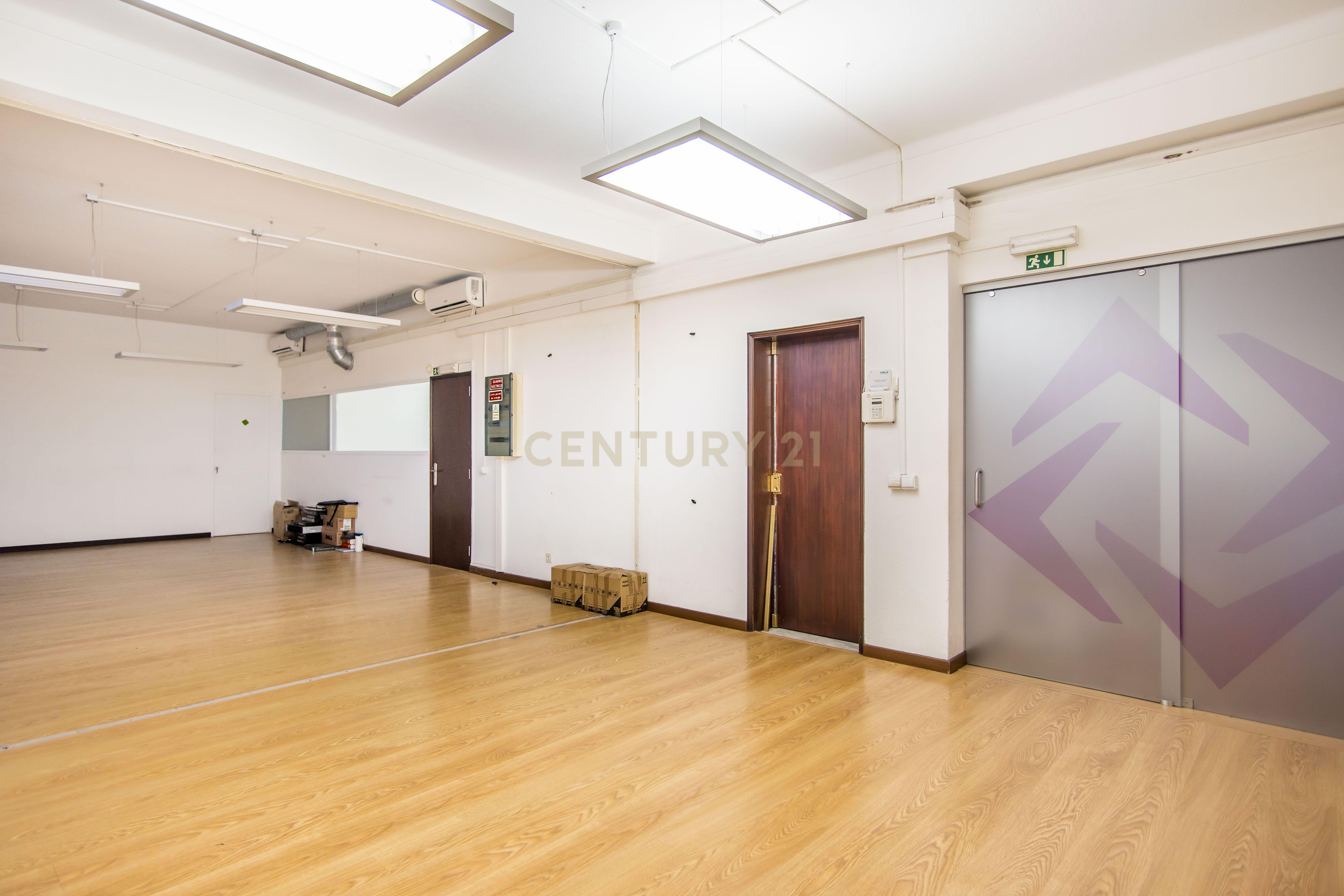 ESPAÇO COMERCIAL COM 280M2 NO CENTRO DE ALMANCIL - Image 21