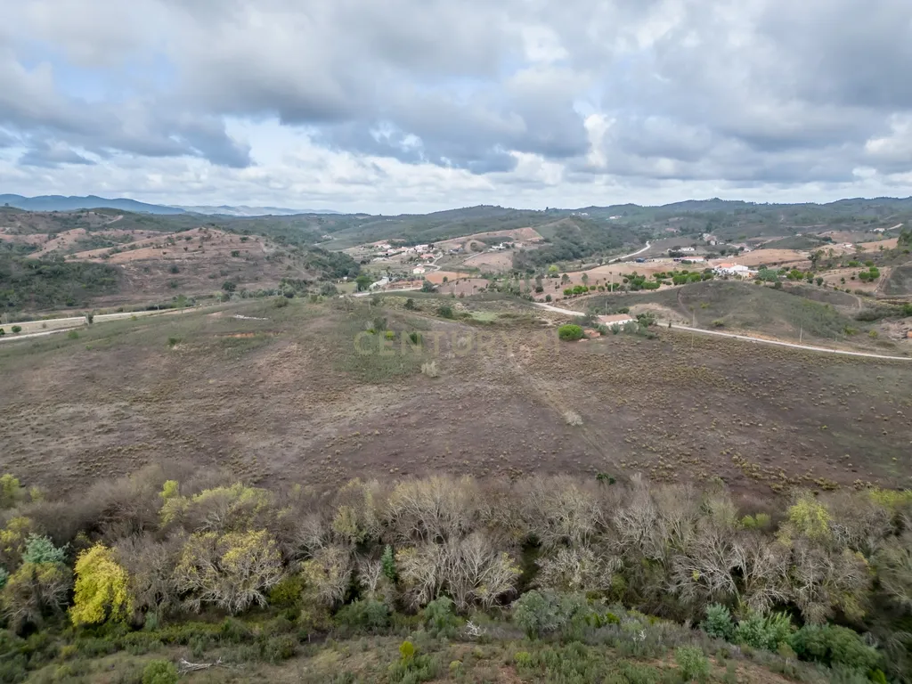 Moradia de 136 m2 para reabilitar em lote urbano de 960m2 num terreno total de 9 hectares localizada em São Marcos da Serra - Image 4