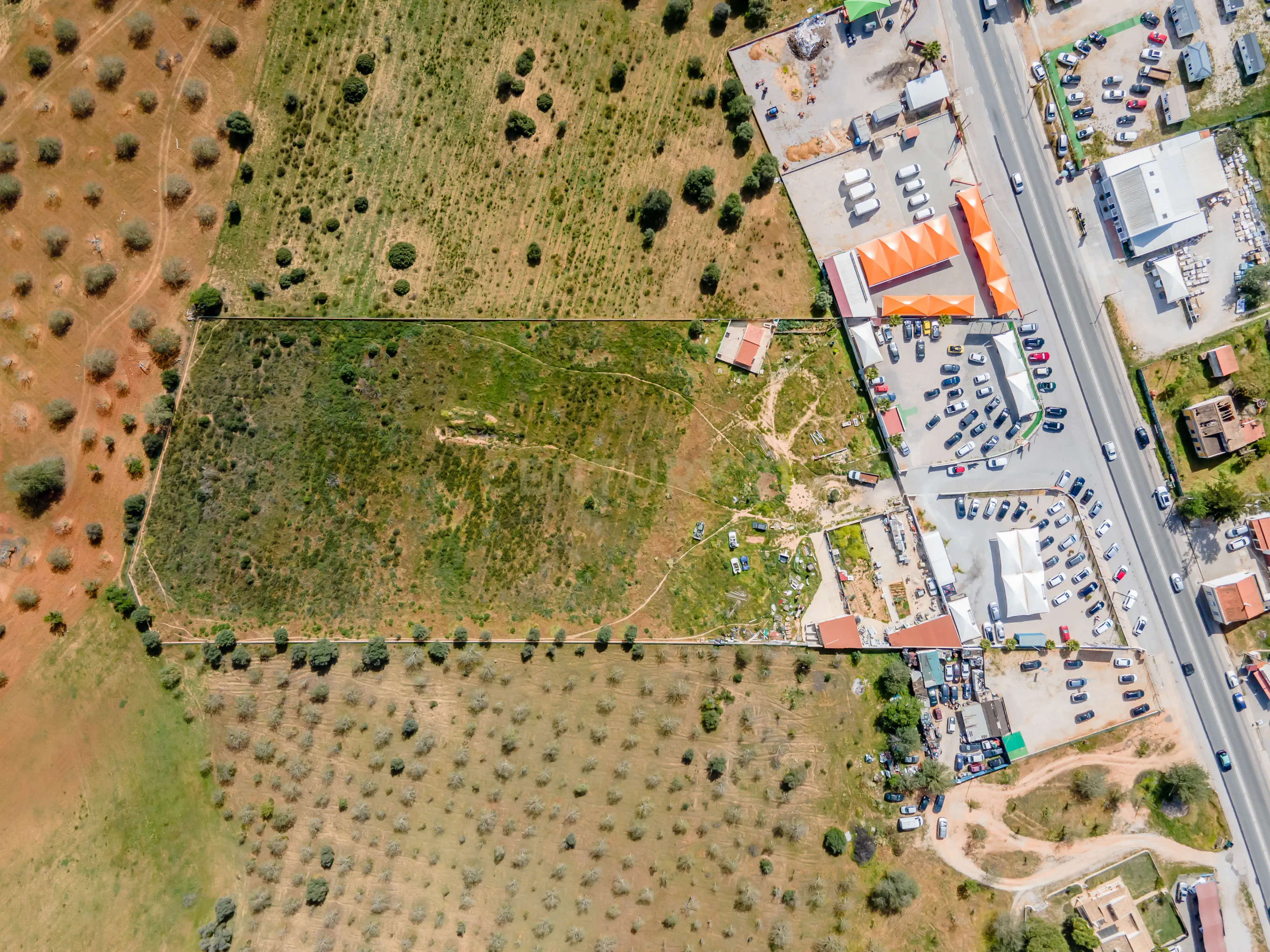 Terreno com acesso directo à Estrada Nacional 125 (EN 125), terreno de 17.720 m² 2 minutos do Algarve shopping - Image 3