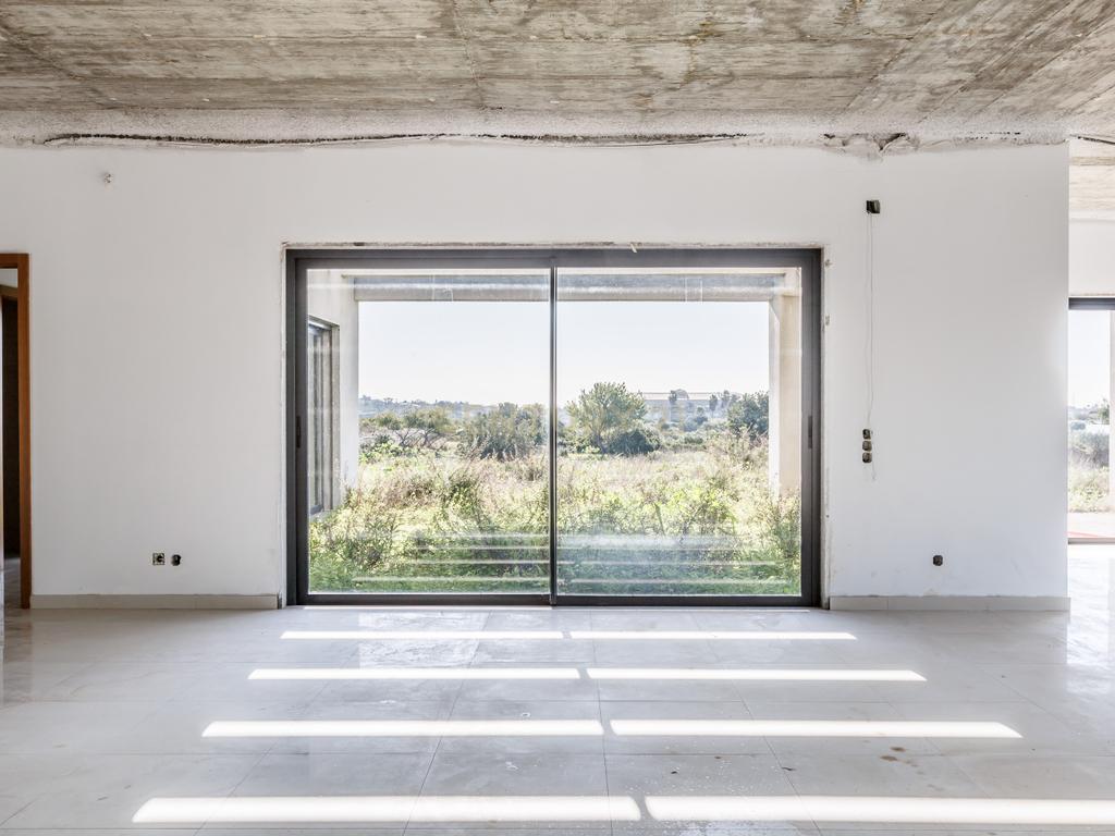 Terreno com moradia contemporânea para terminar - Urbanização Cerro Azul, Quelfes - Image 9