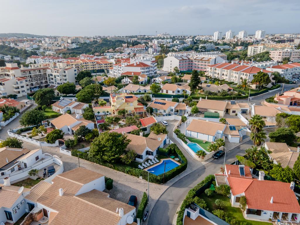 Moradia Isolada C/piscina e jardim - Image 37