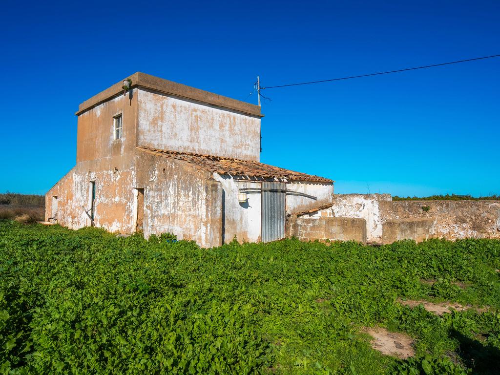 Moradia para reabilitar | Terreno 27757m2 | Faro | Algarve - Image 1