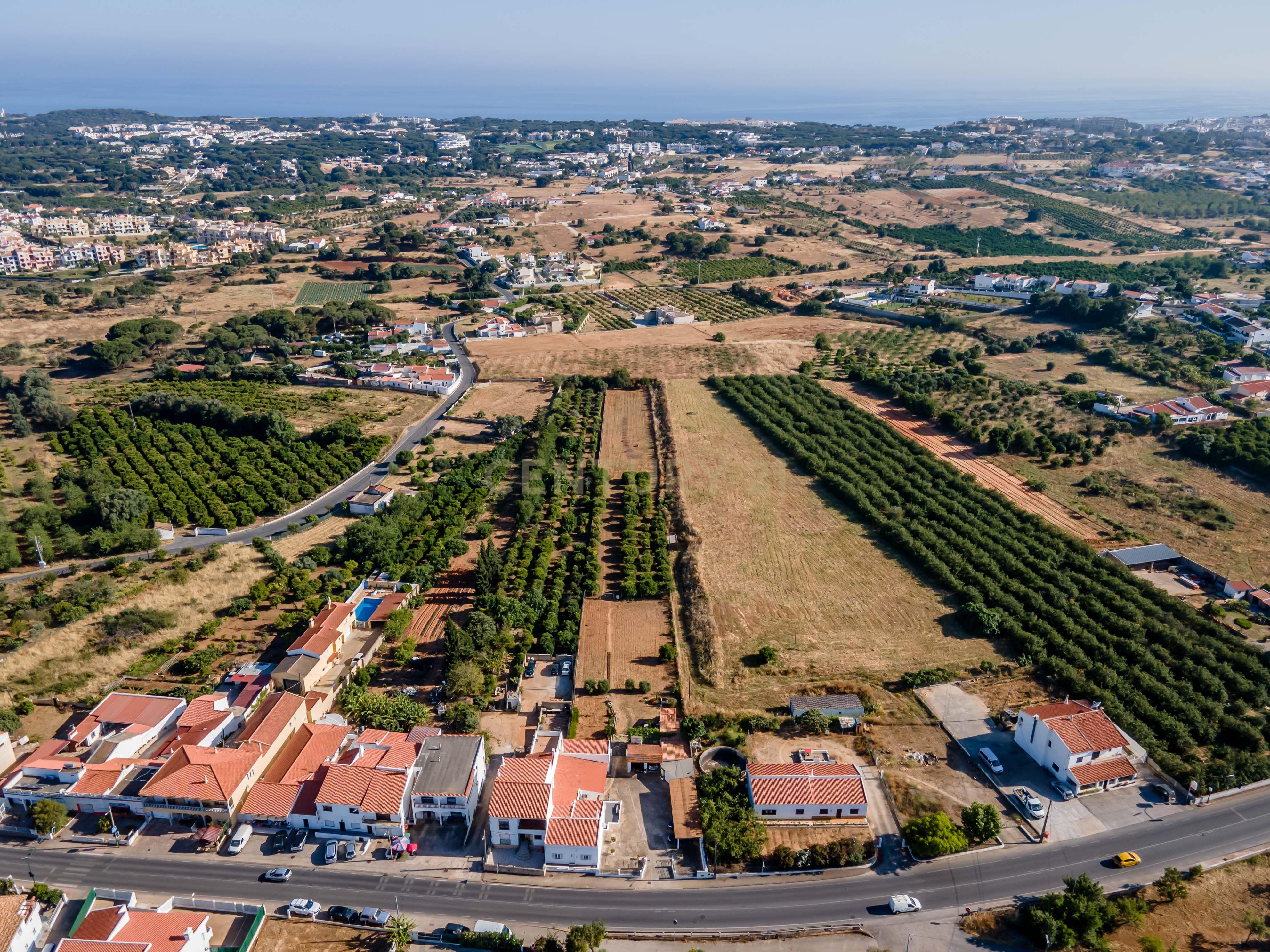 Moradia Bi-familiar com Terreno e Estacionamento Privado, Albufeira - Image 1