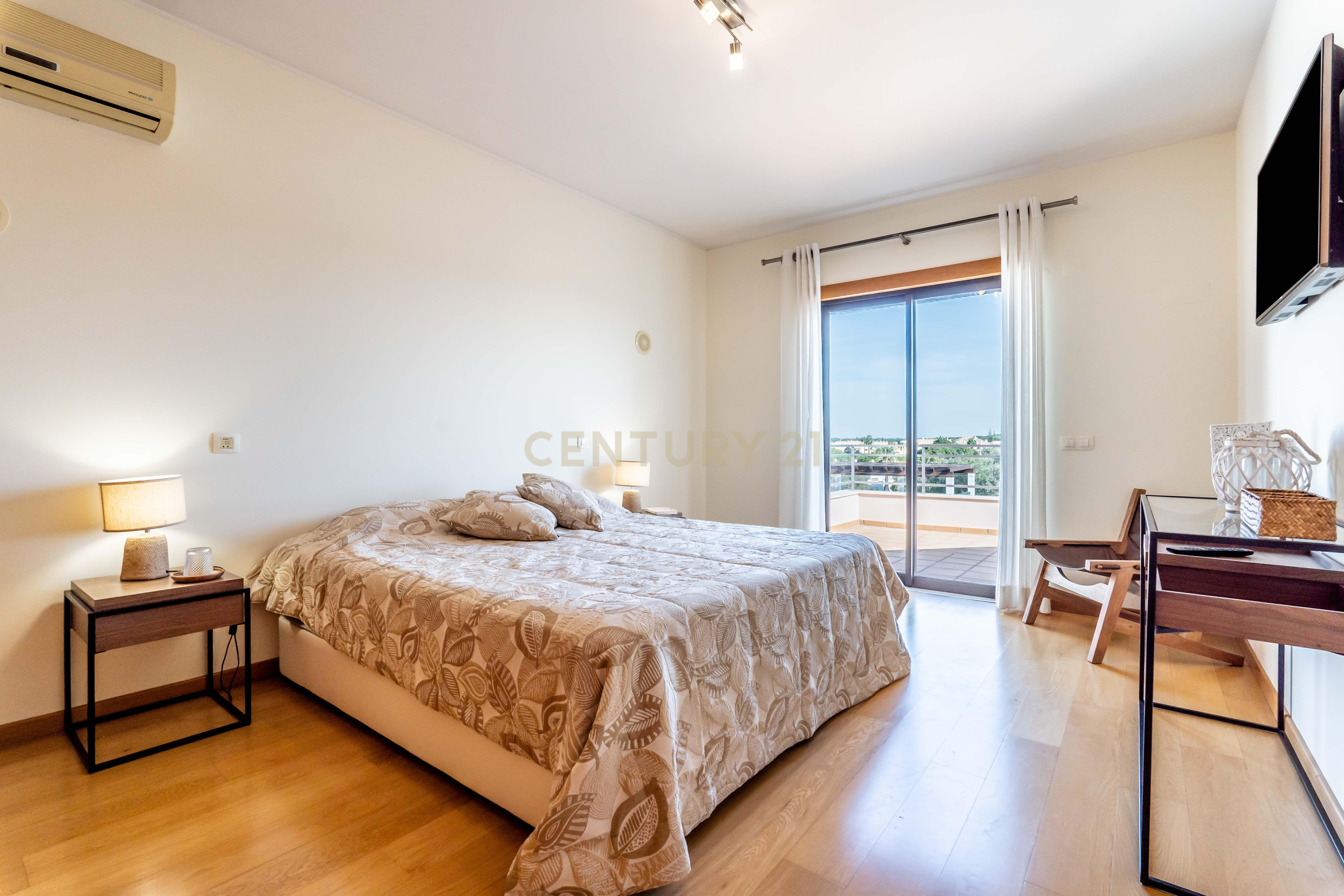 Deslumbrante Moradia T5 em Vilamoura com uma área total de 265m2 - Image 21