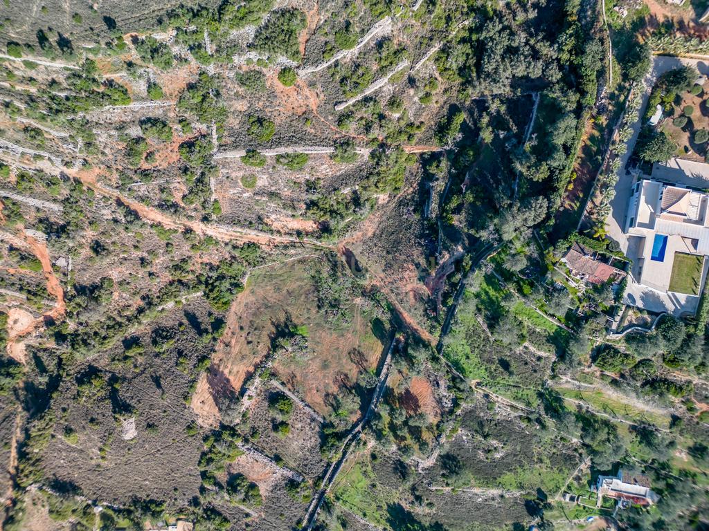 Excelente oportunidade de terreno rústico localizado nos Valados, em Santa Bárbara de Nexe, concelho de Faro. - Image 1