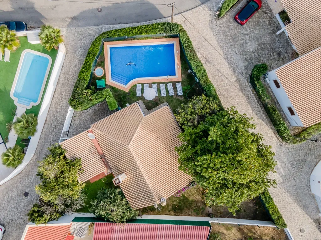 Moradia Isolada C/piscina e jardim - Image 1