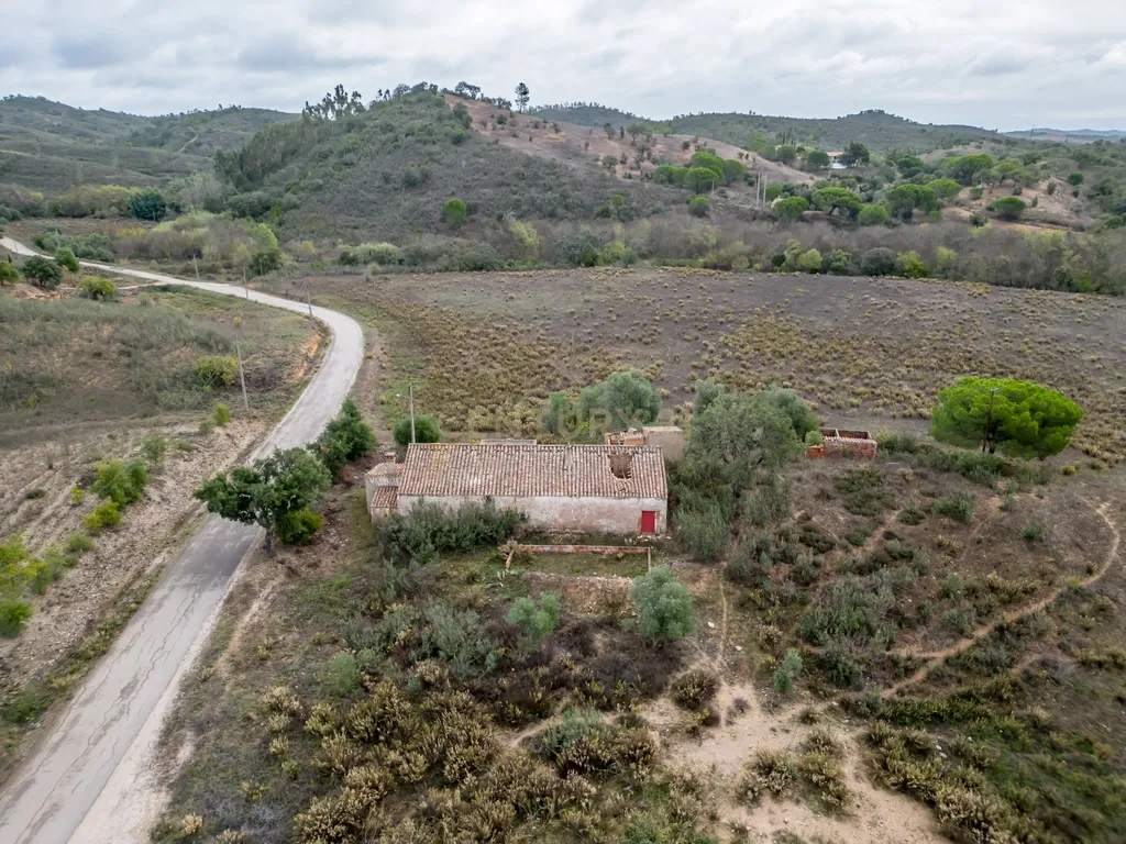 Moradia de 136 m2 para reabilitar em lote urbano de 960m2 num terreno total de 9 hectares localizada em São Marcos da Serra - Image 1