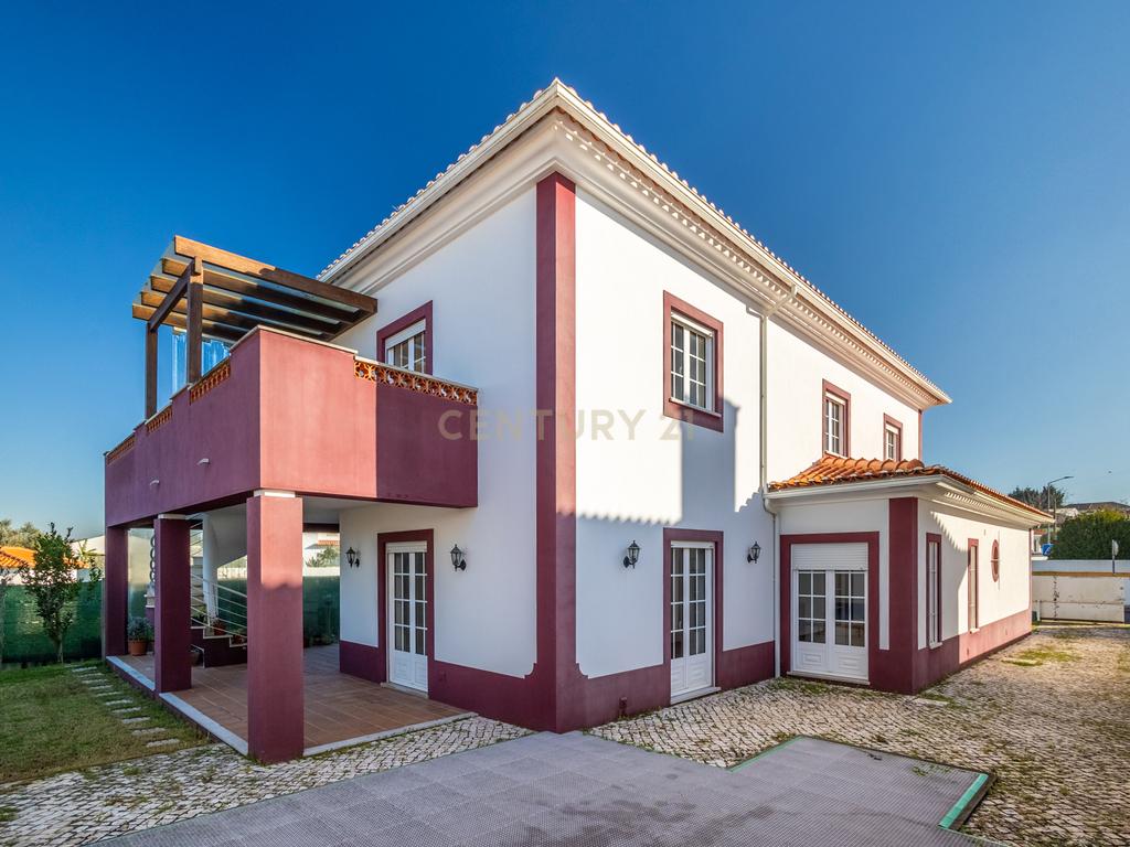 Moradia T4 para venda em Gaeiras, na Urbanização Vila da Garça - Image 1