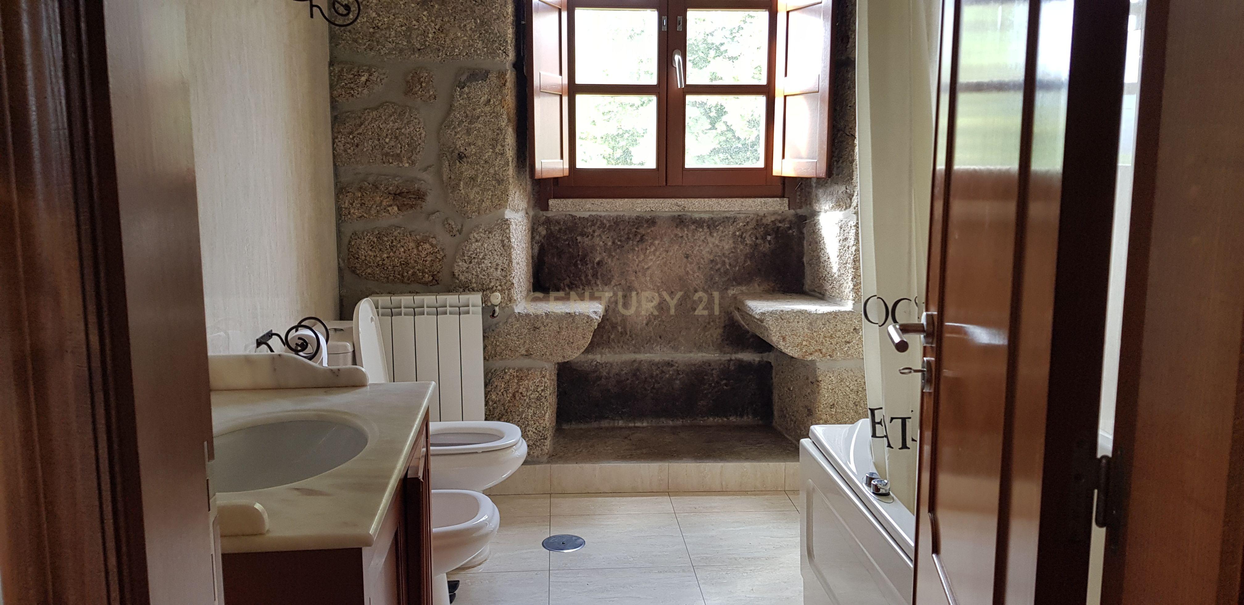Imóvel com negócio em Montalegre. - Image 13