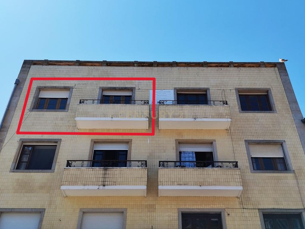 Apartamento 154m2 para remodelação total na Rua Santa Catarina - Porto - Image 2
