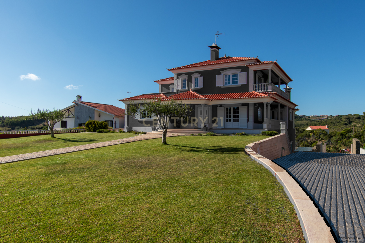 Moradia com 3200m2 de terreno, a poucos minutos da praia (Ericeira) - Image 3