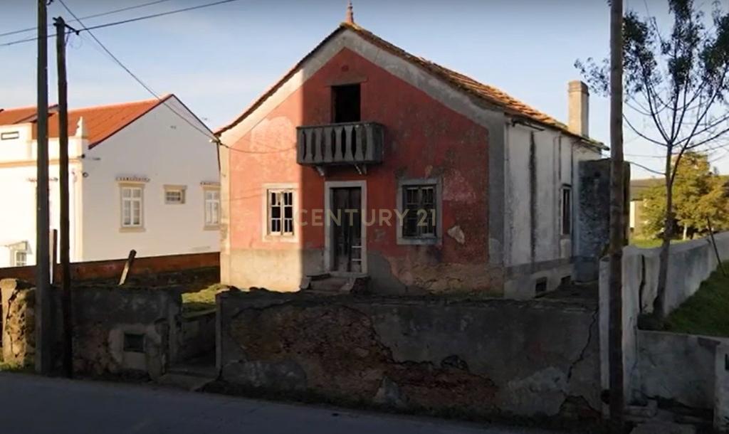 Moradia para reconstrução com Terreno de 1504m2 junto ao Mercado de Condeixa - Image 3