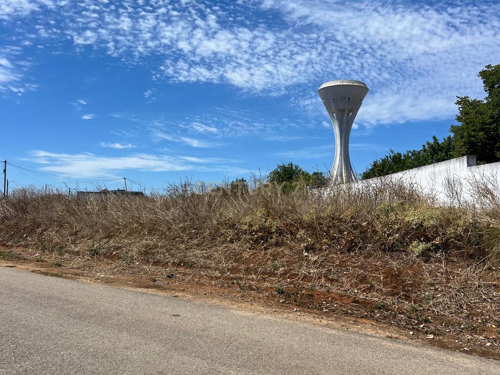 Potencial a 50km de Lisboa: Casa para Renovar com Amplo Logradouro numa Vila Tranquila - Image 5