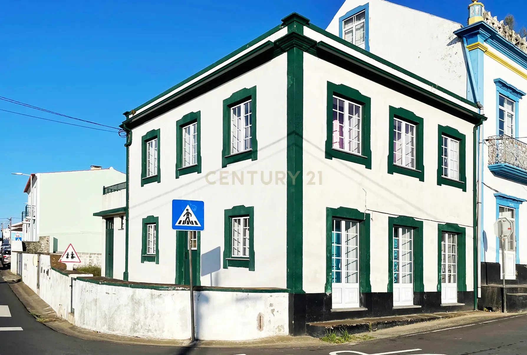 Moradia composta por 2 apartamentos T1 + T2 na Vila de Porto Judeu - Image 1