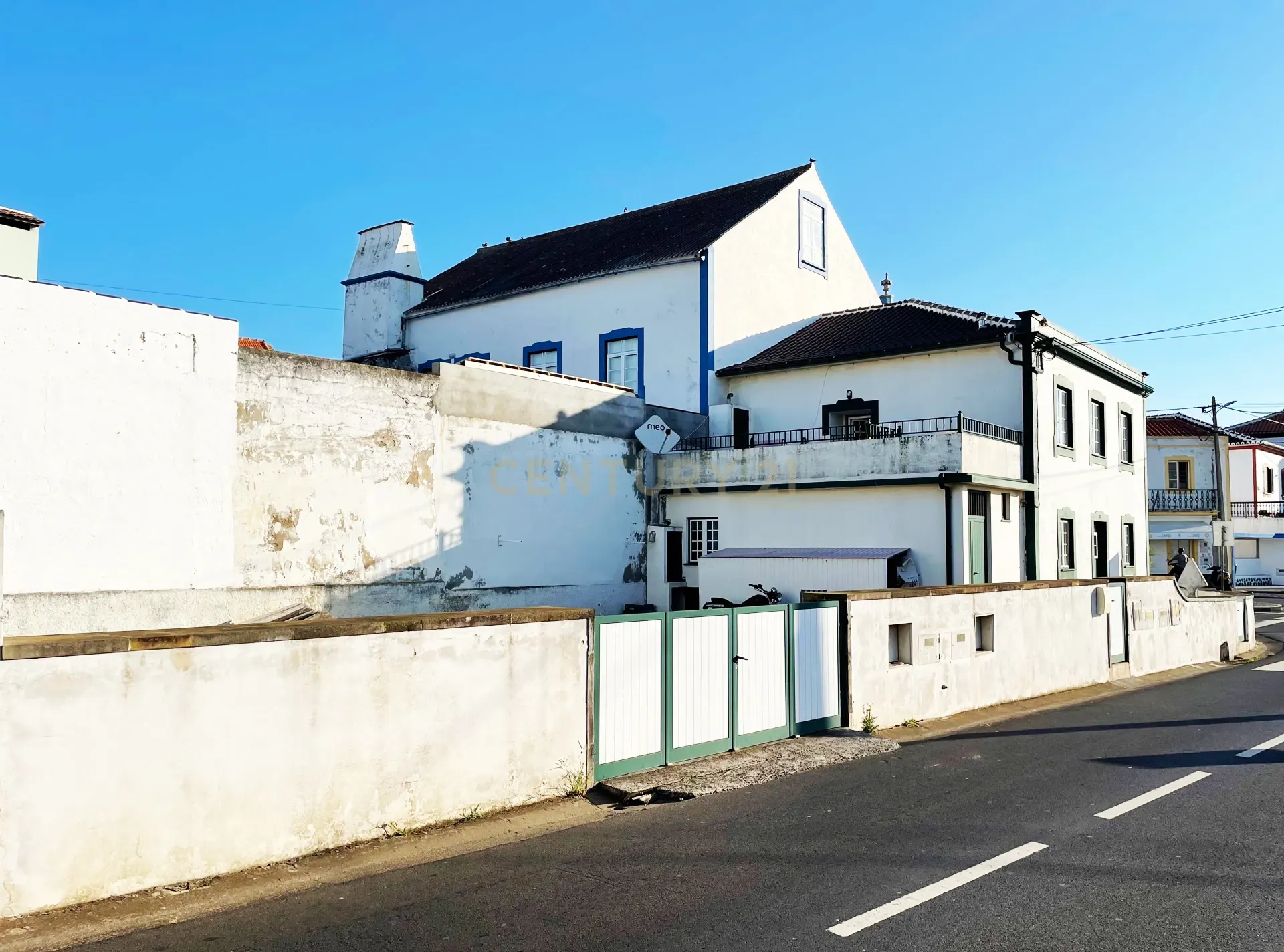 Moradia composta por 2 apartamentos T1 + T2 na Vila de Porto Judeu - Image 3