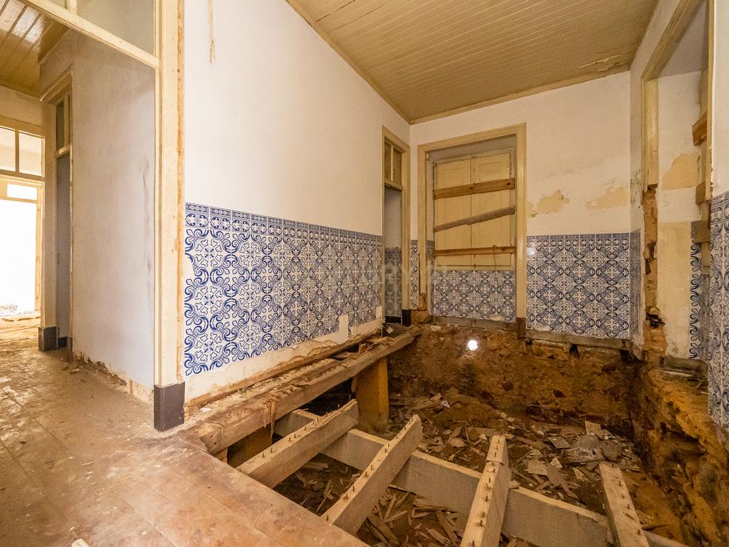 Edifício para Reabilitação Total no Bairro Salgado, Setúbal Bonfim composto por 8 apartamentos - Image 32