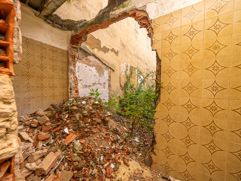 Edifício para Reabilitação Total no Bairro Salgado, Setúbal Bonfim composto por 8 apartamentos - Image 94
