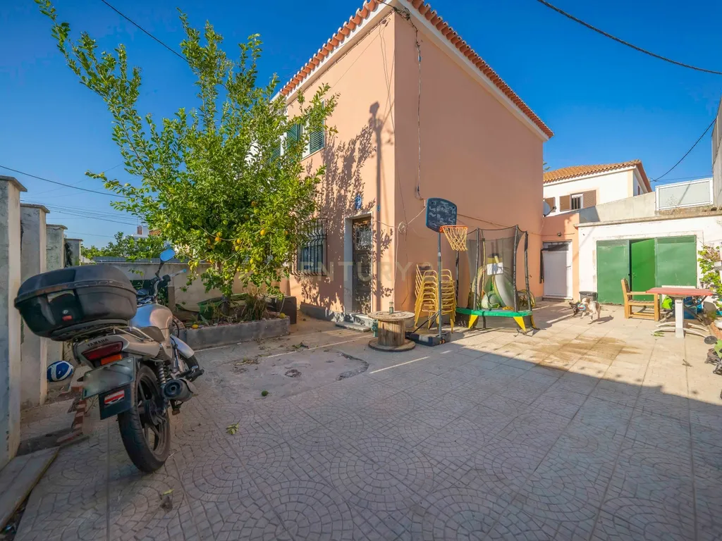 Moradia T2 no Bairro da Conceição, Setúbal - Image 1