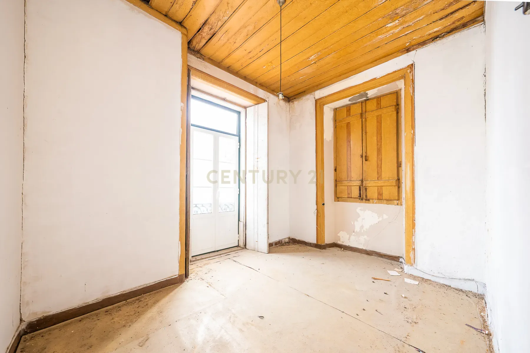 Prédio com 370m2 no Bairro Salgado para remodelação total - Image 1