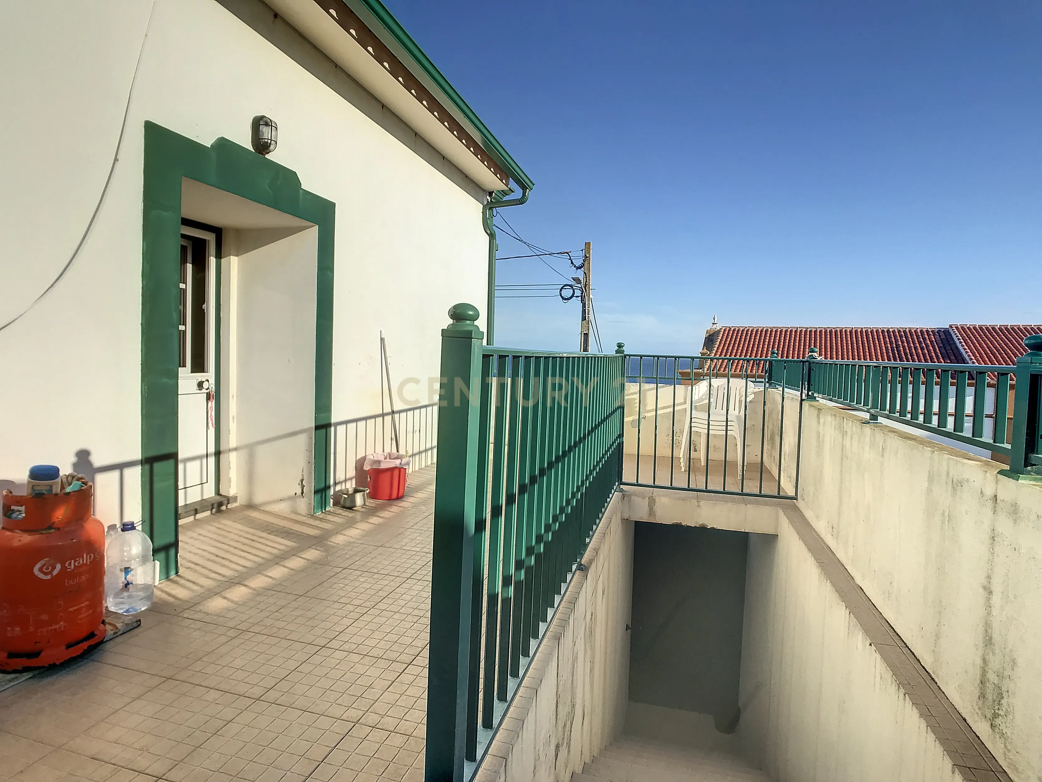 Moradia composta por 2 apartamentos T1 + T2 na Vila de Porto Judeu - Image 4