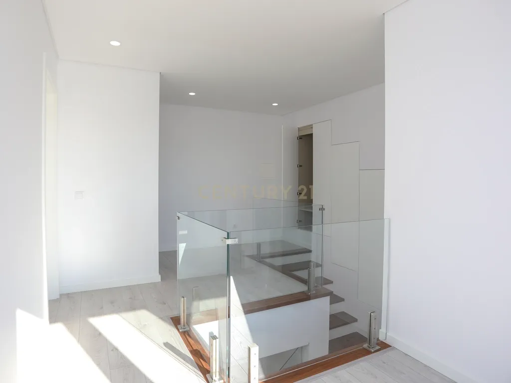 Apartamento T2 + 2 duplex novo com terraço, varanda e box para 2 viaturas - Image 13