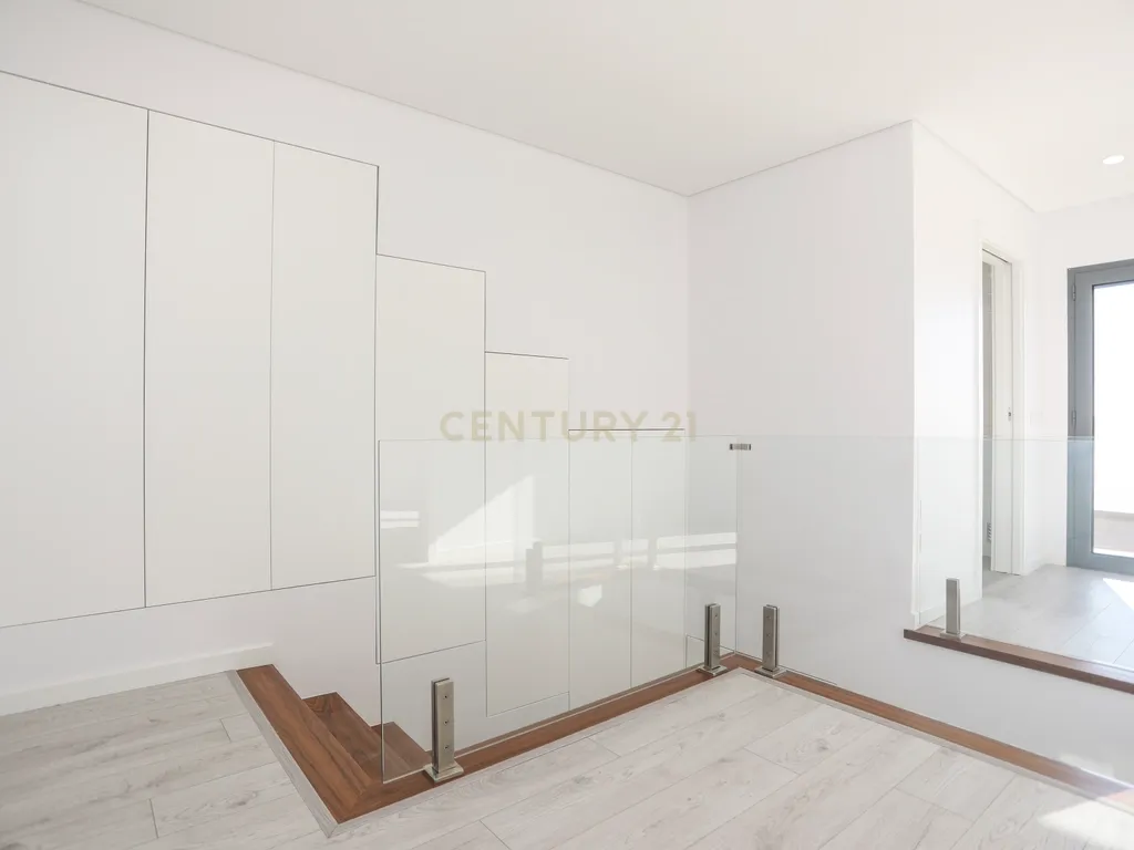 Apartamento T2 + 2 duplex novo com terraço, varanda e box para 2 viaturas - Image 12