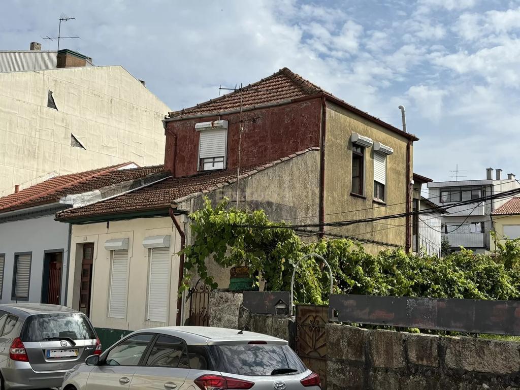 Moradia T3 em terreno c/257m² à Rua da Estação, São Mamede Infesta - Image 1