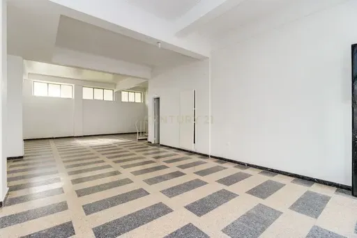 Loja para arrendar em Benfica, Av do Uruguai com 172m2 - Image 3