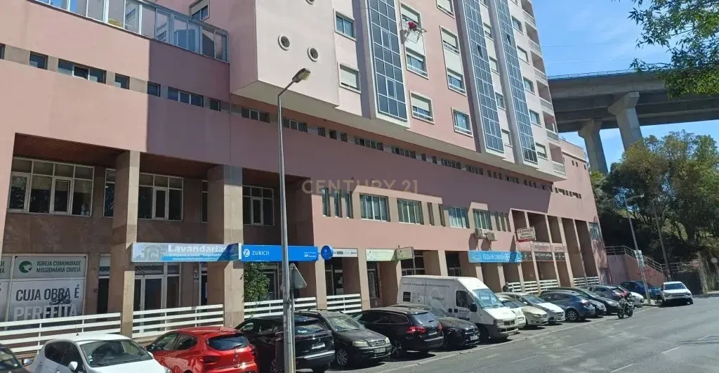 Loja em Belas com 98m2