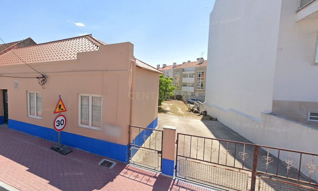 Casa antiga SEM LICENÇA DE UTILIZAÇAO inserida num lote de 402m2  no centro de Palhais, Charneca de Caparica - Image 2